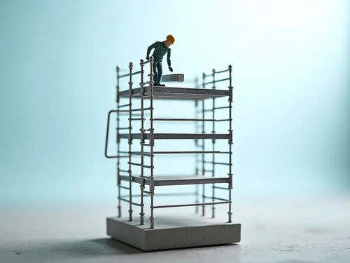 Ultimo blog dell'azienda L'industria globale delle costruzioni adotta standard di sicurezza per ponteggi più rigorosi